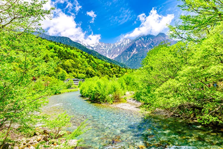 川と山がある大自然の風景