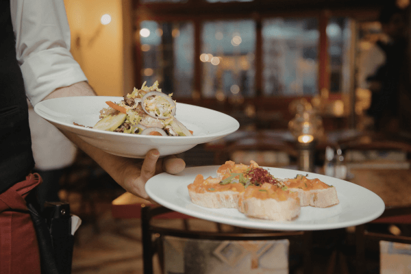 ホテルのウェイター