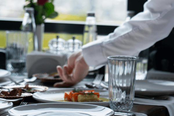 レストランのホールスタッフ