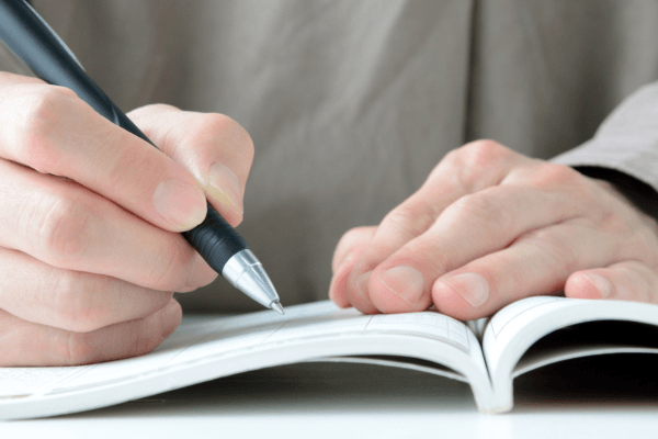 ノートに対策を書く手元