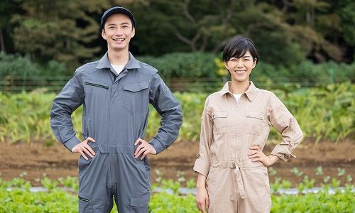 作業を着ている2人の男女