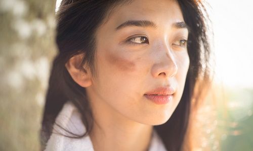 頬に泥のついた農業女子