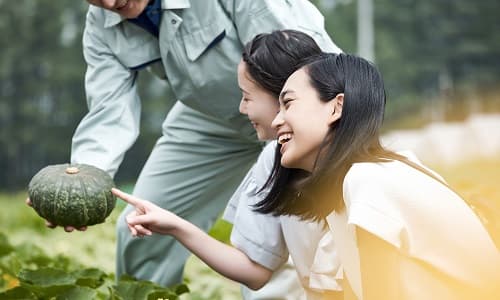 農家さんと談笑するアルバイトさん