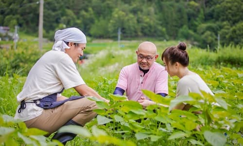 先輩農家に指導してもらっている農家夫婦