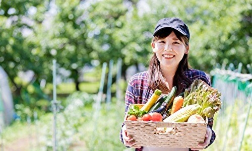 野菜を持つ女性