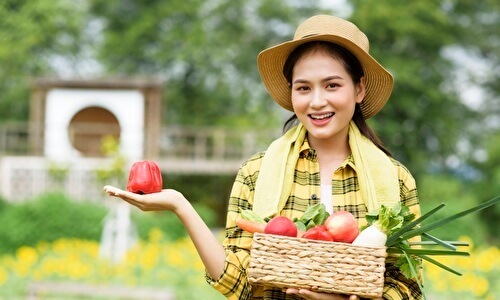 野菜もつ女性