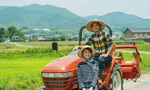 トラクターにのる農家