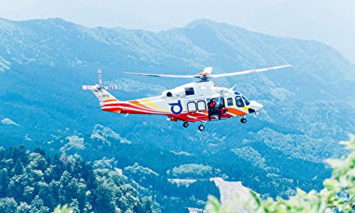 山岳救助隊のヘリコプター
