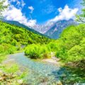 川と山がある大自然の風景