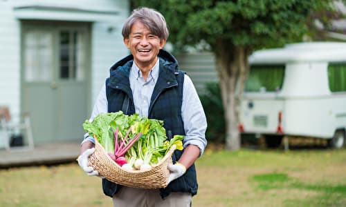 野菜を持つ40代男性