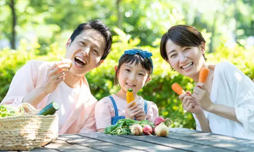 農業体験で野菜を実食する家族